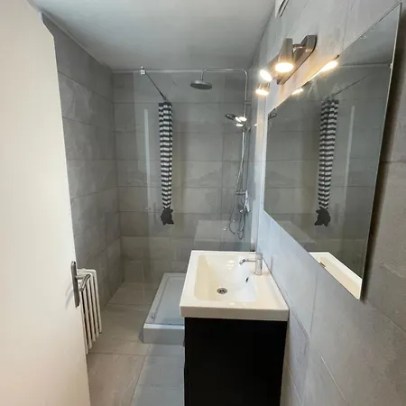 Appartement #6 : 2 Pieces Dernier Etage Tres Calme 40m2 *